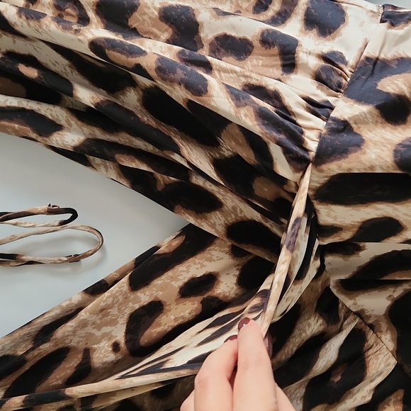 🐆H&M🐆 Leopard print deep V draped bodysuit, size L - Picture 4 of 8